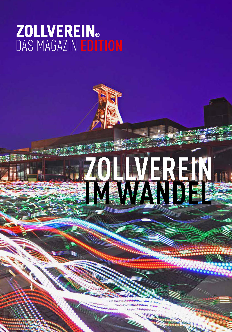 Titelseite der ZOLLVEREIN – DAS MAGAZIN EDITION mit dem Schwerpunkt Zollverein im Wandel. Im Zentrum steht das hell erleuchtete Doppelbock-Fördergerüst vor einem tiefblauen Nachthimmel. Im Vordergrund erzeugen bunte Lichtstreifen in Langzeitbelichtung ein dynamisches Bild – Symbol für Transformation und Zukunft am Welterbe Zollverein.