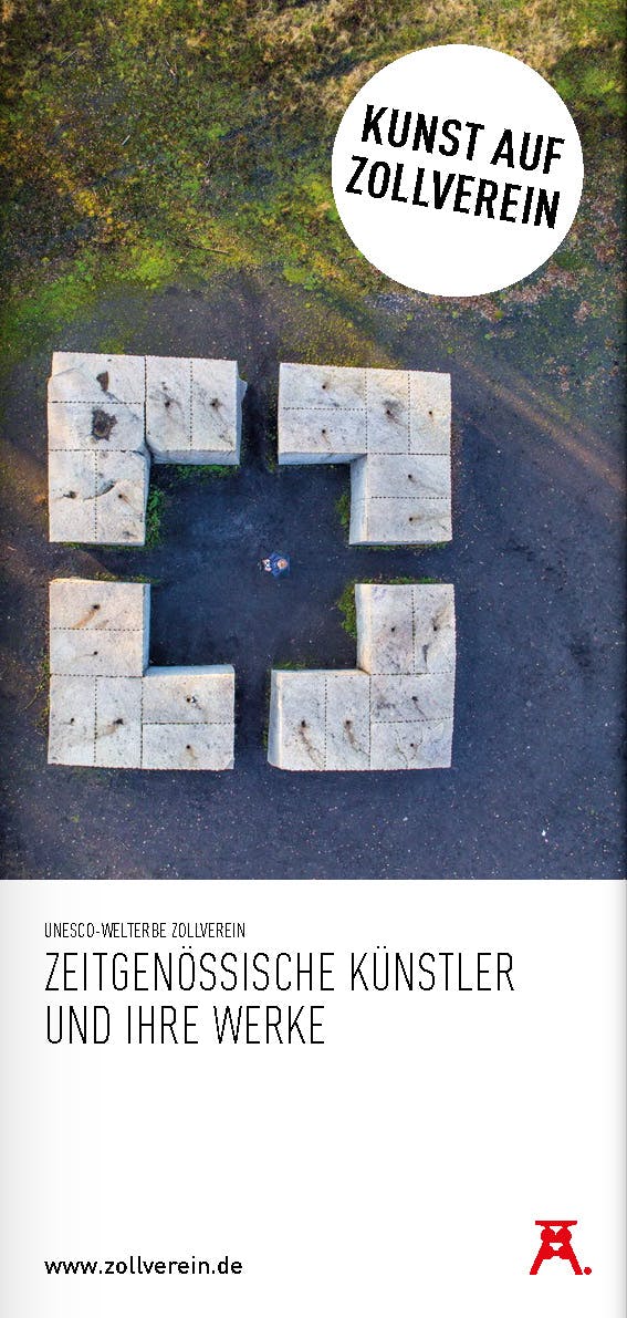 Luftaufnahme des begehbaren Kunstwerks von Ulrich Rückriem im Zollverein Park. Es besteht aus vier monumentalen L-förmigen Basaltblöcken, die ein Quadrat um eine offene Mitte bilden. Die graue, strukturierte Oberfläche der Steine kontrastiert mit dem umgebenden Grün und dunklen Boden. Eine Person ist im Zentrum der geometrischen Formation zu erkennen. Das Werk ist Teil der Kunstinstallation Castell. Im oberen Bereich steht in einem weißen Kreis mit schwarzer Schrift schräg geschrieben „Kunst auf Zollverein“. Der Titel im unteren Teil lautet: „Zeitgenössische Künstler und ihre Werke“, ergänzt um das UNESCO-Welterbe-Label „Zollverein“ sowie die Webadresse www.zollverein.de. Das Design ist klar, minimalistisch und lässt dem Luftbild viel Raum.
