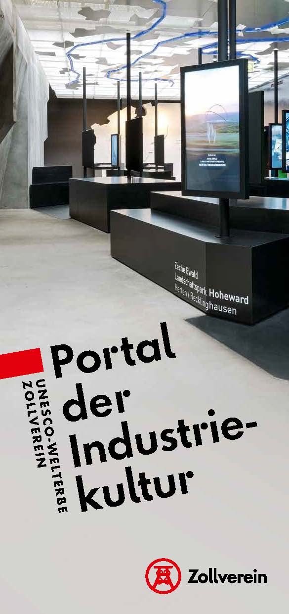 Innenansicht des Portals der Industriekultur im UNESCO-Welterbe Zollverein. Zu sehen ist ein moderner, minimalistisch gestalteter Ausstellungsraum mit mehreren interaktiven Bildschirmen auf schwarzen Podesten. An der Decke verläuft eine leuchtende blaue Lichtinstallation, die in Form einer abstrakten Karte die Flüsse des Ruhrgebiets darstellt. Im Vordergrund ist ein Podest mit der Aufschrift: Zeche Ewald, Landschaftspark Hoheward, Herten / Recklinghausen. In der linken unteren Ecke des Flyers ist der Titel „Portal der Industriekultur“ mit dem Logo von Zollverein abgedruckt.