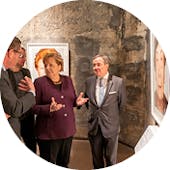 Dr. Angela Merkel in der Ausstellung "SURVIVORS"