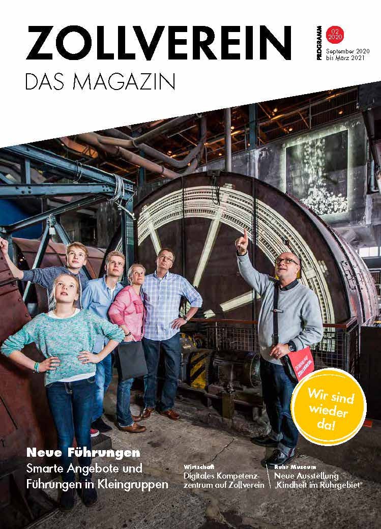 Titelblatt des Zollverein-Magazins, Ausgabe 02/2020 für den Zeitraum September 2020 bis März 2021. Auf dem Bild ist eine Gruppe von sechs Personen bei einer Führung auf dem Welterbe Zollverein zu sehen. Sie stehen vor einem großen Metallzylinder in einer Maschinenhalle und schauen interessiert nach oben, während der Guide etwas erklärt und mit dem Finger auf ein technisches Detail zeigt. Unten auf dem Titel stehen Themen wie Neue Führungen, Digitales Kompetenzzentrum auf Zollverein und eine neue Ausstellung im Ruhr Museum. Ein gelber Kreis rechts unten enthält den Hinweis - Wir sind wieder da.