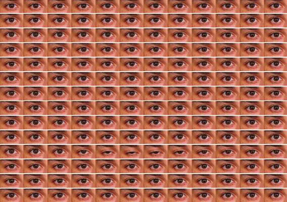 Das Bild zeigt eine rasterförmige Anordnung von über hundert identischen Nahaufnahmen eines einzelnen menschlichen Auges. Jede Kachel zeigt das gleiche Auge, das geradeaus blickt, eingebettet in einen rötlichen Hautausschnitt. Die Wiederholung des gleichen Bildausschnitts erzeugt eine visuelle Struktur, die an Überwachung, Kontrolle oder Mustererkennung erinnert.