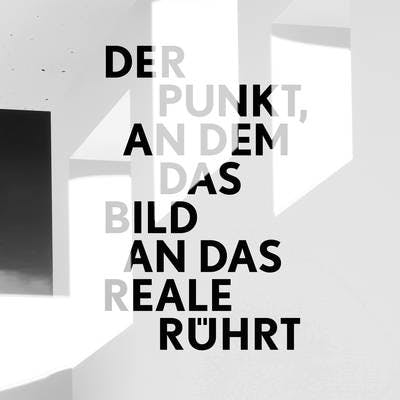 Das Bild zeigt eine grafisch gestaltete Fläche in Graustufen mit abstrakten Licht- und Schattenformen, die an architektonische Elemente wie Fenster oder Wände erinnern. Im Zentrum steht ein in Schwarz und Grau gesetzter Text in Großbuchstaben, der über mehrere Zeilen verteilt ist und teilweise überlappt. Der vollständige Text lautet: Der Punkt, an dem das Bild an das Reale rührt.