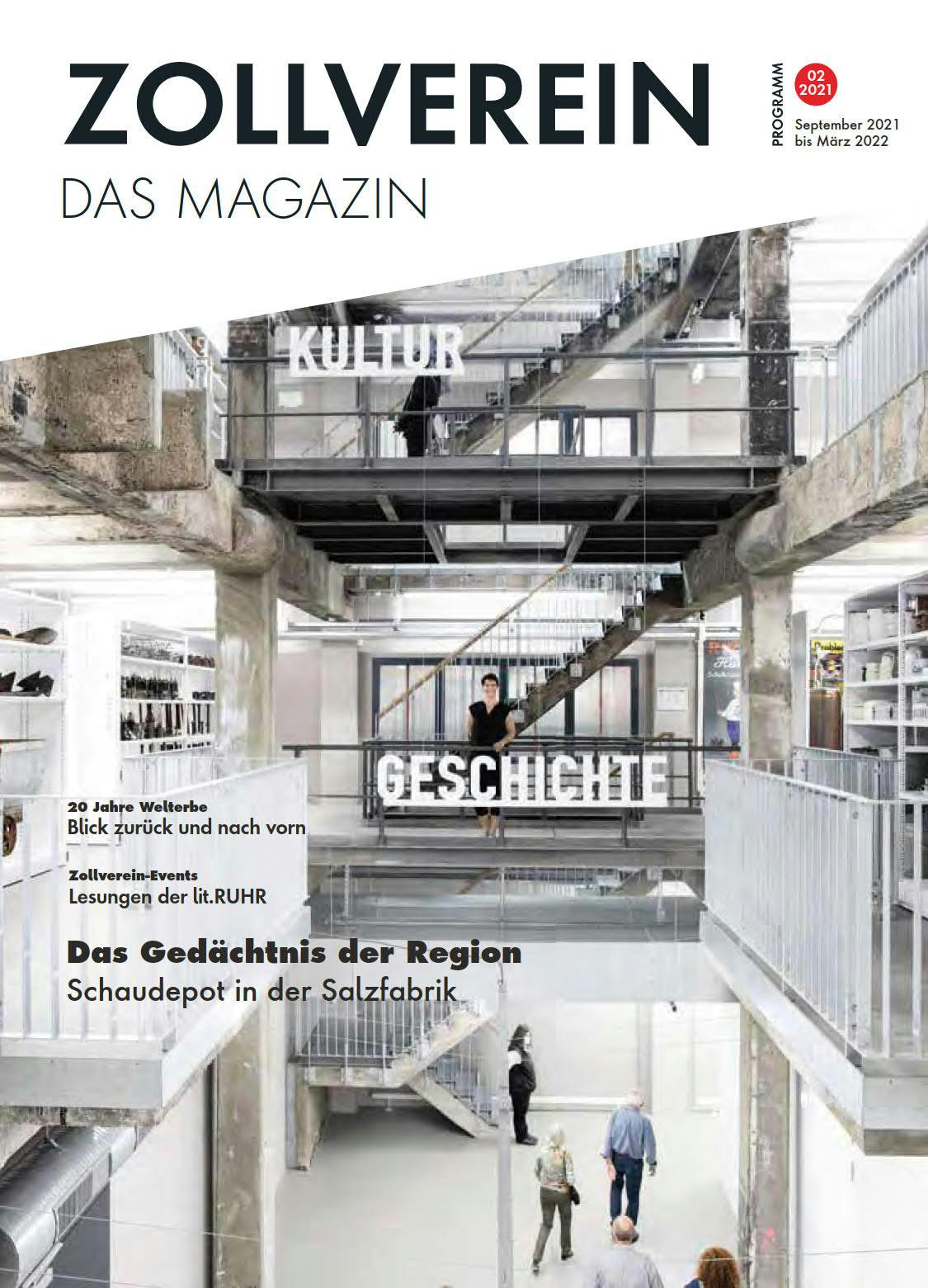 Titelbild einer Ausgabe des Zollverein Magazins mit dem Titel Das Gedächtnis der Region. Im Vordergrund ist das Innere eines modernen Ausstellungsgebäudes mit Sichtbeton, Stahl und offenen Galerien zu sehen. Auf zwei Ebenen stehen großformatige Schriftzüge mit den Wörtern Kultur und Geschichte. Menschen bewegen sich durch die Ausstellung, eine Frau steht an einem Geländer und blickt in Richtung Kamera. Oben rechts ist das Magazinprogramm vermerkt: Ausgabe 02/2021 für den Zeitraum September 2021 bis März 2022. In der Bildunterschrift wird auf 20 Jahre Welterbe, Lesungen der lit.RUHR und das Schaudepot in der Salzfabrik hingewiesen.