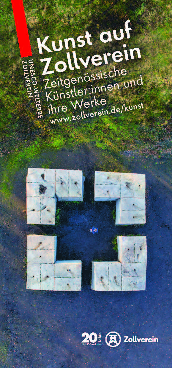 Hochformatiges Plakat mit der Aufschrift Kunst auf Zollverein – Zeitgenössische Künstler:innen und ihre Werke, darunter die Internetadresse www.zollverein.de/kunst. Im Hintergrund ist eine Drohnenaufnahme einer Kunstinstallation auf einer dunklen, erdigen Fläche zu sehen: Vier gruppierte Betonblöcke in L-Form bilden ein quadratisches Muster mit einer Person in der Mitte. Der obere Bildrand zeigt einen Streifen grüner Vegetation. Links steht vertikal UNESCO-Welterbe Zollverein, unten das Logo zum 20-jährigen Jubiläum als Welterbe sowie das Zollverein-Logo mit stilisiertem Förderturm. Die Gesamtwirkung ist modern und naturverbunden.