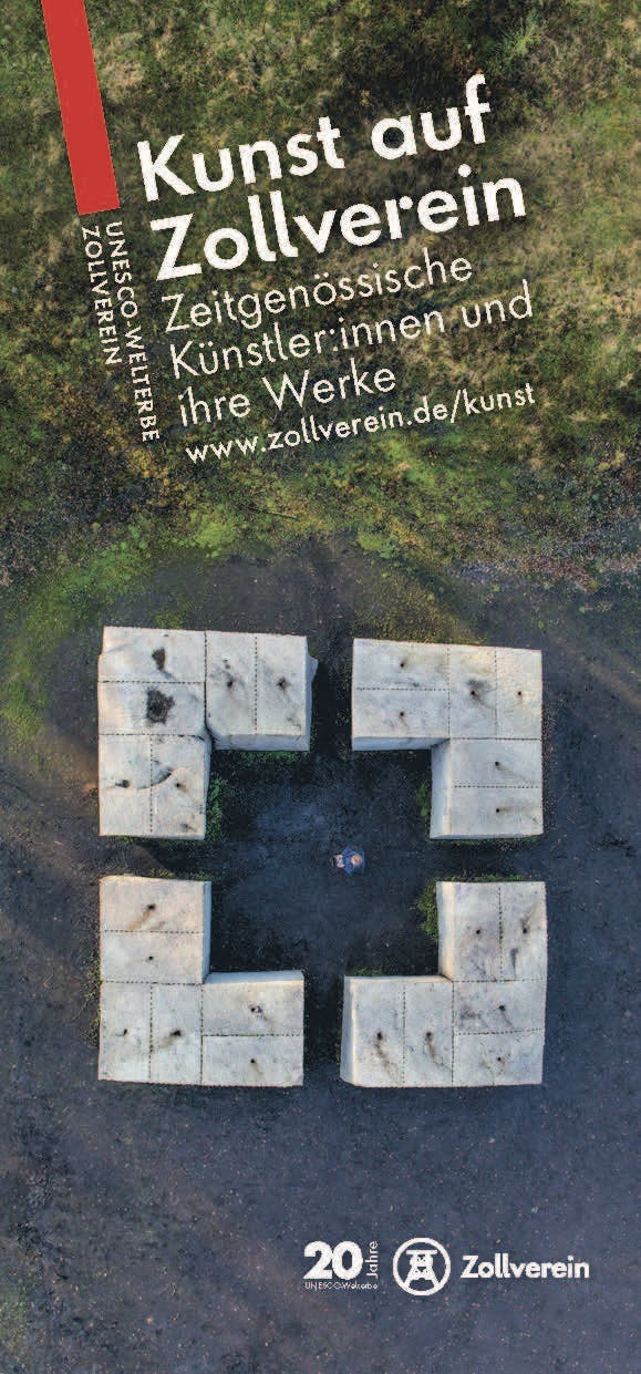 Hochformatiges Plakat mit der Aufschrift Kunst auf Zollverein – Zeitgenössische Künstler:innen und ihre Werke, darunter die Internetadresse www.zollverein.de/kunst. Im Hintergrund ist eine Drohnenaufnahme einer Kunstinstallation auf einer dunklen, erdigen Fläche zu sehen: Vier gruppierte Betonblöcke in L-Form bilden ein quadratisches Muster mit einer Person in der Mitte. Der obere Bildrand zeigt einen Streifen grüner Vegetation. Links steht vertikal UNESCO-Welterbe Zollverein, unten das Logo zum 20-jährigen Jubiläum als Welterbe sowie das Zollverein-Logo mit stilisiertem Förderturm. Die Gesamtwirkung ist modern und naturverbunden.