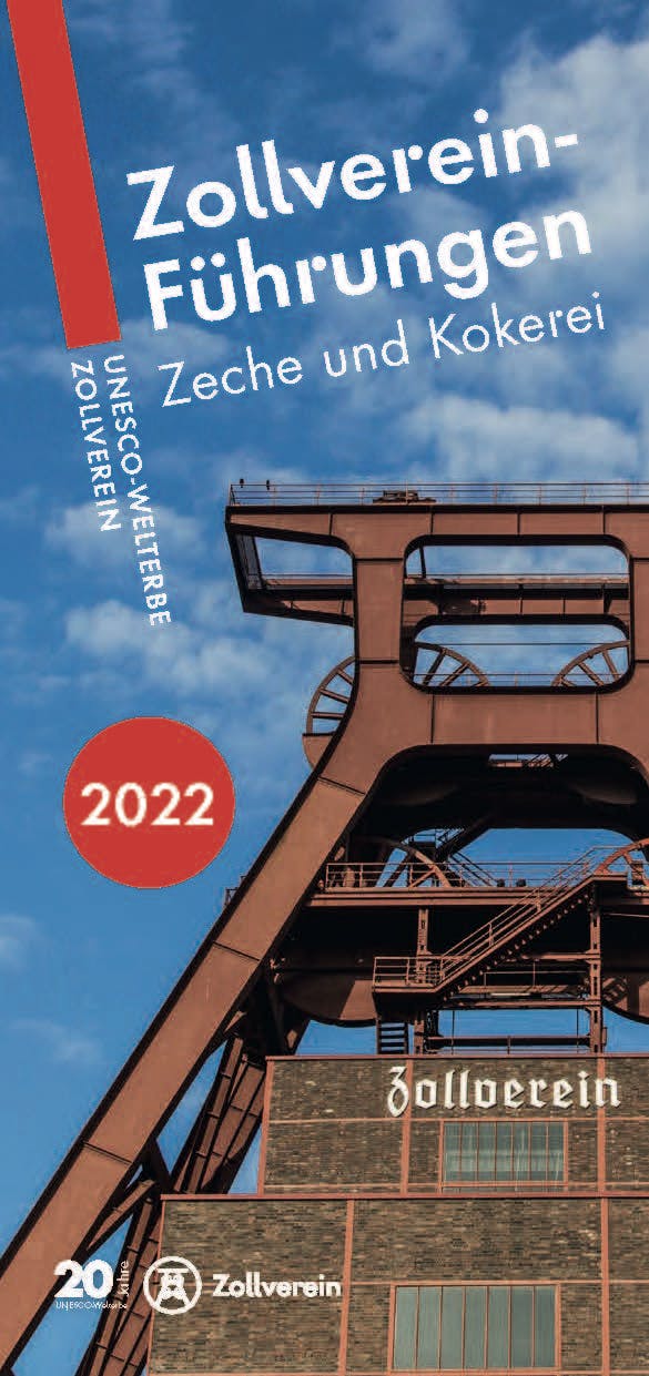 Titelbild eines Flyers mit dem Titel Zollverein-Führungen – Zeche und Kokerei, gültig für das Jahr 2022. Im Vordergrund ist das markante Doppelbock-Fördergerüst der Zeche Zollverein in Essen zu sehen, ein Wahrzeichen des Ruhrgebiets. Das Bauwerk besteht aus rostrotem Stahl und erhebt sich über dem historischen Backsteingebäude mit der Aufschrift Zollverein. Der Himmel im Hintergrund ist blau mit wenigen Wolken. Links am Rand steht in weißer Schrift UNESCO-Welterbe Zollverein. Unten links befinden sich das Logo zum 20-jährigen Jubiläum als UNESCO-Welterbe sowie das Zollverein-Logo mit stilisiertem Förderturm.