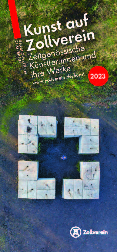 Hochformatiges Plakat mit dem Titel Kunst auf Zollverein, Untertitel Zeitgenössische Künstlerinnen und Künstler und ihre Werke, Ausgabe 2023. Im Hintergrund eine Luftaufnahme einer symmetrischen Kunstinstallation auf dunklem Boden mit vier quadratischen Gruppen aus jeweils vier hellen Steinquadern, die einen Wall mit freier Mitte bilden. In der Mitte ist eine einzelne Person von oben zu erkennen. Oben links steht senkrecht UNESCO-Welterbe Zollverein, unten rechts das Logo der Stiftung Zollverein. Die Gestaltung kombiniert klare Typografie mit einem künstlerischen Blick aus der Vogelperspektive.