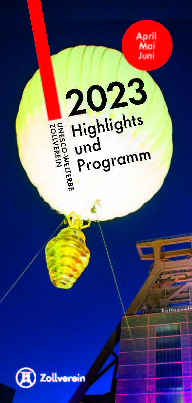 Titelbild eines Veranstaltungsprogramms des UNESCO-Welterbes Zollverein für die Monate April, Mai und Juni 2023. Im Vordergrund schwebt ein großer, beleuchteter Ballon in Form einer Glühbirne mit aufgedrucktem Text: 2023 Highlights und Programm. Daneben steht senkrecht geschrieben UNESCO-Welterbe Zollverein. Im Hintergrund ist nachts das illuminierte Fördergerüst der Zeche Zollverein in Essen zu sehen. Oben rechts befindet sich ein roter Kreis mit der Monatsangabe April, Mai, Juni. Unten links ist das weiße Logo von Zollverein aufgedruckt. Die Gesamtgestaltung wirkt modern und dynamisch.