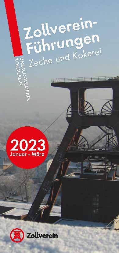 Titelseite eines Programmhefts für Zollverein-Führungen mit dem Schwerpunkt Zeche und Kokerei. Im Vordergrund ist das Fördergerüst der Zeche Zollverein in winterlicher Umgebung zu sehen, leicht von Schnee bedeckt. Der Himmel ist hell und klar. Der Schriftzug lautet: Zollverein-Führungen, Zeche und Kokerei. Links senkrecht steht UNESCO-Welterbe Zollverein. Ein roter Kreis links unten enthält die Angabe: 2023 Januar – März. Unten links ist das Logo von Zollverein in Rot mit Schriftzug abgebildet. Die Gestaltung vermittelt einen sachlichen, klaren Eindruck passend zur industriellen Winterstimmung.