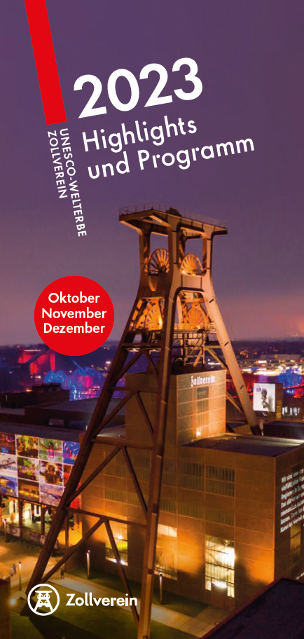 Titelbild eines Veranstaltungsflyers für das UNESCO-Welterbe Zollverein aus dem Jahr 2023. Im Zentrum steht der beleuchtete Förderturm auf dem Zollverein-Gelände bei Nacht. Die umgebenden Gebäude sind ebenfalls angestrahlt, teils mit farbigen Lichtinstallationen. Der Text lautet: 2023 Highlights und Programm – Oktober, November, Dezember. Links unten befindet sich das Zollverein-Logo mit stilisiertem Förderturm.