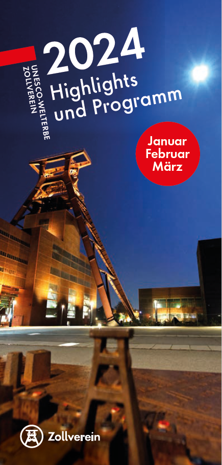 Titelbild eines Veranstaltungsflyers für das UNESCO-Welterbe Zollverein. Im Vordergrund steht ein Modell eines Förderturms, dahinter erhebt sich bei Nacht eindrucksvoll der beleuchtete Förderturm des Zollvereins vor einem tiefblauen Himmel mit hellem Mondlicht. Der Text auf dem Bild lautet: 2024 Highlights und Programm – Januar, Februar, März. Unten links befindet sich das Zollverein-Logo mit stilisiertem Förderturm.