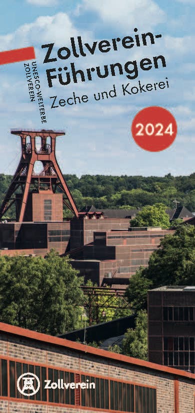 Titelbild eines Flyers mit dem Schriftzug Zollverein-Führungen Zeche und Kokerei 2024. Im Vordergrund ist das markante Doppelbock-Fördergerüst der Zeche Zollverein in Essen zu sehen, umgeben von roten Backsteingebäuden und viel Grün. Links oben befindet sich der Hinweis UNESCO-Welterbe Zollverein, unten das Zollverein-Logo. Der Himmel ist blau mit einigen weißen Wolken.