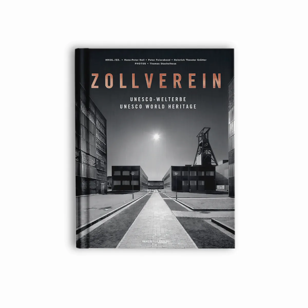 Buchcover mit dem Titel Zollverein. Im oberen Bereich des Covers stehen die Herausgebernamen Hans-Peter Noll, Peter Felerabend und Heinrich Theodor Grütter sowie der Fotograf Thomas Stachelhaus. Darunter folgt der große Schriftzug Zollverein, gefolgt von der Beschreibung UNESCO-Welterbe und UNESCO World Heritage. Das Cover zeigt eine Schwarz-Weiß-Fotografie des UNESCO-Welterbes Zeche Zollverein in Essen. Zu sehen ist ein symmetrisch aufgebautes Industriegelände mit modernistischen Backsteingebäuden und einem zentralen Förderturm. Ein gepflasterter Weg führt geradlinig auf das Zentrum zu, darüber leuchtet ein heller Lichtpunkt am Himmel. Am unteren Rand steht der Verlag: Bebra/Berg & Feierabend.