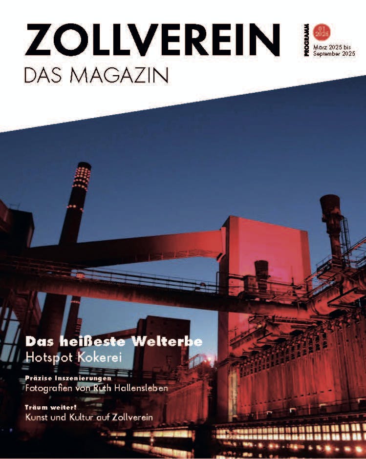 Titelblatt einer Magazin-Ausgabe mit dem Namen Zollverein – Das Magazin. Die obere Hälfte zeigt den Titel in schwarzer Schrift auf weißem Hintergrund. Rechts daneben steht: Ausgabe 01, März 2025 bis September 2025. Der untere Bereich zeigt ein stimmungsvolles Foto der Kokerei Zollverein bei Abendlicht mit rot angestrahlten Industrieanlagen vor tiefblauem Himmel. Darauf zu lesen sind Überschriften wie: Das heißeste Welterbe – Hotspot Kokerei, Präzise Inszenierungen – Fotografien von Ruth Hallensleben, und Träum weiter – Kunst und Kultur auf Zollverein.