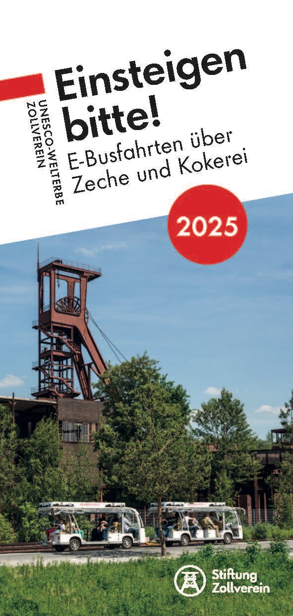 Das Bild zeigt das Titelmotiv eines Flyers oder Plakats für das UNESCO-Welterbe Zollverein. Im oberen Bereich steht in schwarzer Schrift auf weißem Hintergrund: Einsteigen bitte! E-Busfahrten über Zeche und Kokerei. Rechts daneben befindet sich ein roter Kreis mit der Jahreszahl 2025. Links am Rand verläuft vertikal der Schriftzug UNESCO-Welterbe Zollverein. Im unteren Bildteil ist das bekannte rote Fördergerüst der Zeche Zollverein zu sehen, umgeben von Bäumen und grünem Bewuchs. Davor fahren zwei kleine weiße E-Busse mit offenen Seiten, in denen Besucherinnen und Besucher sitzen. Unten rechts befindet sich das Logo der Stiftung Zollverein. Die Szene vermittelt eine Einladung zu einer umweltfreundlichen Entdeckungstour über das ehemalige Industrieareal.