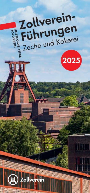 Titelbild eines Flyers mit der Aufschrift Zollverein-Führungen – Zeche und Kokerei 2025. Links steht senkrecht UNESCO-Welterbe Zollverein. Im unteren Bereich ist das Logo der Stiftung Zollverein zu sehen. Das Foto zeigt den markanten rote Stahl-Förderturm der Zeche Zollverein sowie umliegende Backstein-Industriebauten, eingebettet in grüne Baumlandschaft unter blauem Himmel. Der rote Kreis mit der Jahreszahl 2025 hebt sich deutlich ab und signalisiert das aktuelle Jahresprogramm.