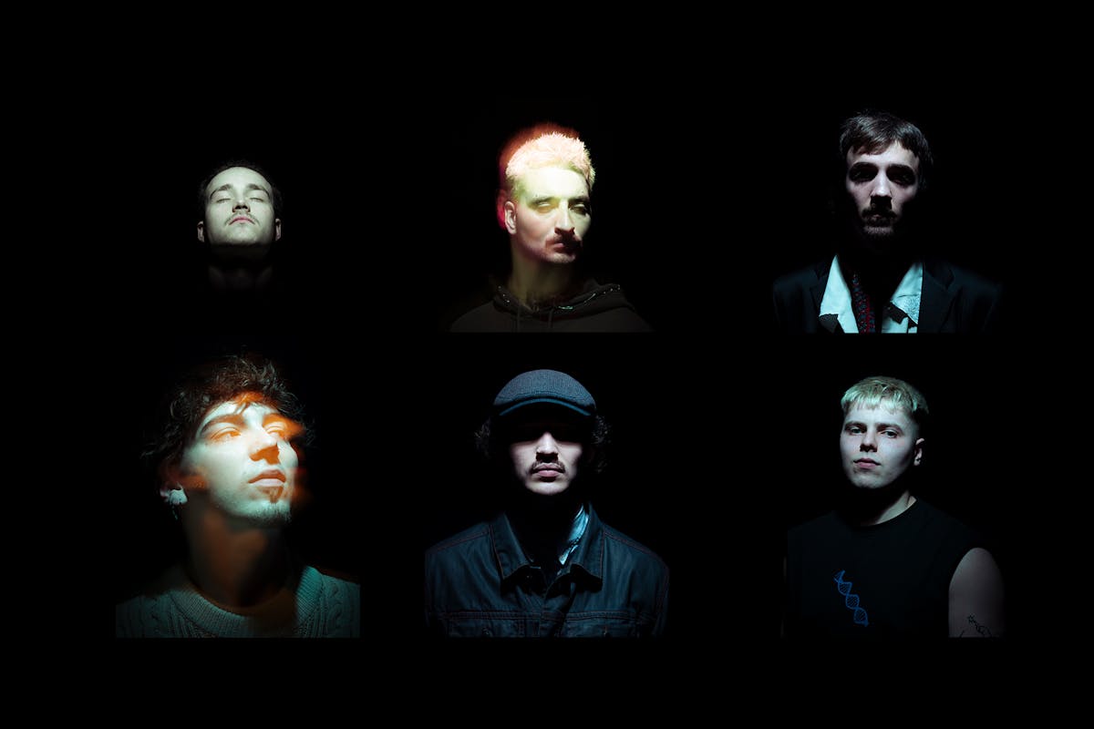 Sechs Männerporträts sind in zwei Reihen zu je drei Bildern vor schwarzem Hintergrund angeordnet. Jeder Mann ist individuell beleuchtet, wodurch dramatische Licht- und Schatteneffekte entstehen. In der oberen Reihe sind drei Männer mit ernstem Blick zu sehen, darunter einer mit blond gefärbtem Haar in der Mitte. In der unteren Reihe erscheinen drei weitere Männer, einer mit Mütze in der Mitte, einer mit blondem Bürstenschnitt rechts und einer links mit lockigem Haar und Ohrring. Die Beleuchtung erzeugt teils surreale Effekte und verleiht den Gesichtern eine geheimnisvolle, fast künstlerische Anmutung.