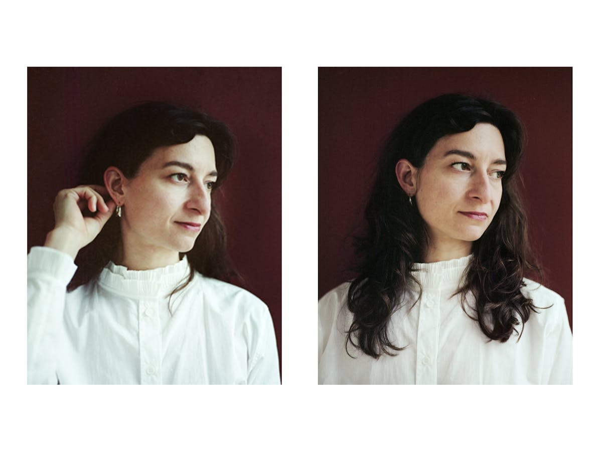 Zwei Porträtfotos nebeneinander zeigen dieselbe Frau vor einem dunkelroten Hintergrund. Sie trägt eine weiße Bluse mit hohem Kragen und hat dunkles, schulterlanges Haar. Auf dem linken Bild schaut sie nach rechts und hebt eine Hand an ihr Ohr. Auf dem rechten Bild blickt sie ebenfalls nach rechts, wirkt aber etwas ernster. Die Fotos zeigen unterschiedliche Stimmungen der gleichen Person.