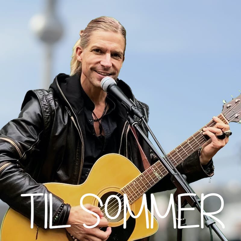 Ein Mann mit nach hinten gekämmten blonden Haaren spielt Gitarre und singt in ein Mikrofon. Er trägt eine schwarze Lederjacke und ein schwarzes Hemd, während er lächelnd in die Kamera blickt. Im Hintergrund ist der Himmel zu sehen, und am unteren Bildrand steht in weißer Schrift Til Sommer.