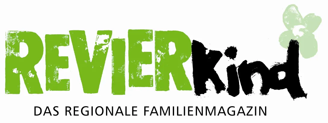 Logo mit dem Schriftzug 'REVIERkind' in grüner und schwarzer Farbe sowie dem Text 'DAS REGIONALE FAMILIENMAGAZIN' darunter und einem stilisierten Kleeblatt rechts oben